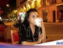 Serunya Shakilla Astari Di Ngopi Di Paris