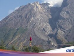 Uji Adrenalin Berjalan Di Seutas Tali Di Gunung Merapi, Berani?