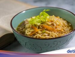 Waspada! 3 Minuman Ini Tidak Bagus Dimakan Bersamaan Di Mie Instan