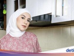 Potret Irish Bella Pada Asyik Makan BBQ hingga Masak Di Dapur