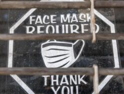 Sisa-sisa Peringatan COVID-19, Wajib Masker hingga Social Distancing
