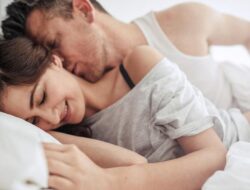 Dear Pasutri, Agendakan Sesi Bercinta Malam Ini Biar Tidur Lebih Nyenyak