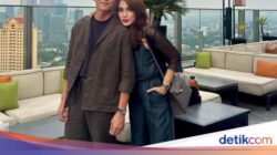 Potret Ultah Ussy Sulistiawaty Dirayakan Bersama Makan Malam Keluarga