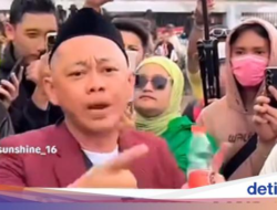 Aksi Massa ‘Nyak Kopsah’ Berbagi Air Mineral dan Camilan Pada Aksi Massa Di Lembaga Legis Latif