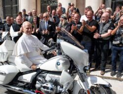 Kendaraan Bermotor Roda Dua BMW Tanda Tangan Paus Leo Dilelang Sebagai Amal