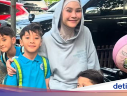 Seru! Zaskia Adya Mecca Piknik Bareng Keluarga Ke Jepang