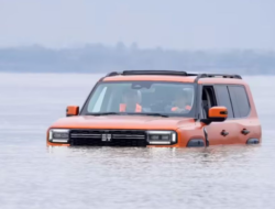 Unjuk Rasa SUV Hybrid China Berendam Seberangi Sungai 1,4 Km