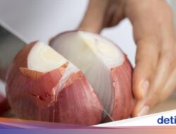 Cara Potong Bawang Bombay Tanpa Nangis ala Chef, Ini 4 Rahasianya!