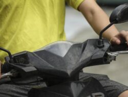 Pengemudi Merokok Kini Diselidiki Polisi