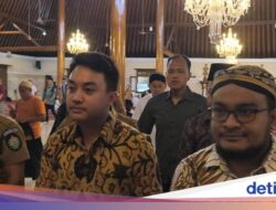 Pada 2 Raja Keraton Solo Salat Jumat Hingga Masjid yang Sama, tapi Tak Saling Sapa