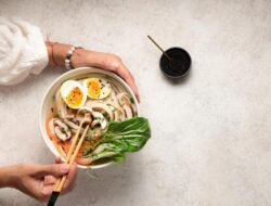 Curhat Pencicip Minuman China Harus Telan Ribuan Kalori sampai Makan ‘Tahu Busuk’