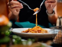 Waktu Makan Malam Ideal, Kunci Pencernaan Lancar dan Gula Darah Tetap Stabil