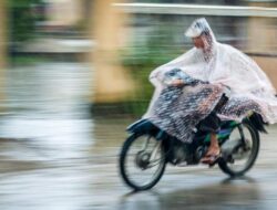 Pemotor Tak Direkomendasi Pakai Jas Hujan Ponco, Lalu yang Mana?