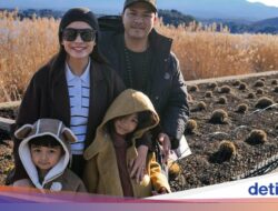 Momen Manis Chelsea Olivia dan Glenn Alinskie Jajan Mochi dan BBQ Ke Jepang