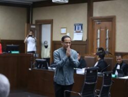 Hari Ini Nadiem Makarim Hadapi Putusan Sela Perkara Pidana Hukum Kejahatan Keuangan Laptop Chromebook