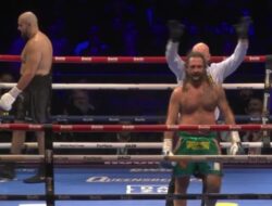 KO Kontroversial Roman Fury Picu Kemarahan Penonton, Keluarga Fury Tetap Rayakan Menang