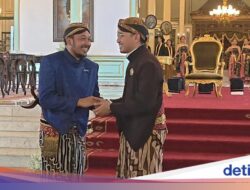 Pertemuan Hangat Di PB XIV Mangkubumi dan Mangkunegara X