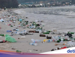 Pesta Tahun Mutakhir Usai, Pantai Patong Diselimuti Sampah