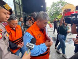 Penampakan 5 Dugaan Pelaku Perkara Pidana Hukum Suap Pemeriksaan Retribusi Negara Ke Jakut Digiring Ke Kendaraan Pribadi Tahanan