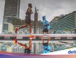 CFD Bundaran HI Tetap Ramai Meski Diguyur Hujan