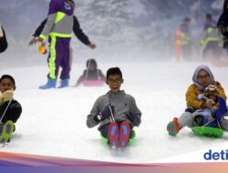 Foto Keseruan Bermain Salju Di Trans Snow World Bintaro Di Libur Imlek