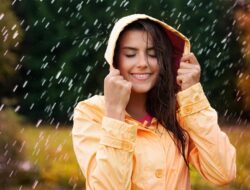 Ini 5 Alasan Anda Tetap Harus Pakai Sunscreen Hingga Musim Hujan