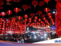 Ribuan Lampion Meriahkan Pasar Gede Solo