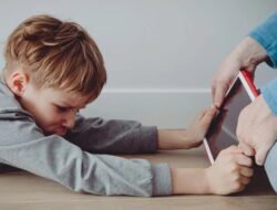 Anak Tantrum Lantaran Sosmed Dibatasi? Ini Tips Mengatasinya