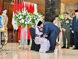 Momen Mengharukan Prabowo Peluk dan Cium Putra Prajurit TNI yang Gugur Di Lebanon