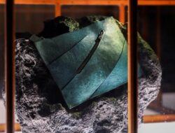 Saku Tangan Bersama Kulit Dinosaurus Memicu Perdebatan Ilmiah, Ini Alasannya