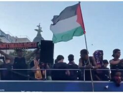 Lamine Yamal Kibarkan Bendera Palestina Di Pesta Kampiun Barcelona