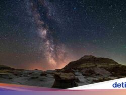 Bukan Lagi Pantai, Turis Dunia Kini Berburu Langit Penuh Bintang