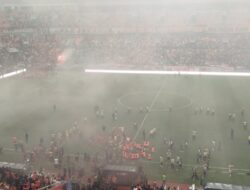Persib Kampiun Kejuaraan, Duel Persija Ke JIS Ricuh Sebab Flare dan Petasan