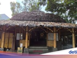 Jumat Berkah, Ibadah Sambil Ngadem Hingga Masjid Bambu Cirebon