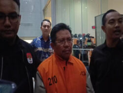 Penampakan Bupati Lombok Barat Lalu Ahmad Zaini Pakai Rompi Oranye KPK