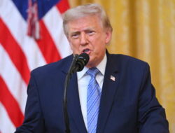 Trump Tunda Tarif Pembelian Barang Bersama Luar Negeri 50% Hingga Kanada Hingga Menit Terakhir, Ada Apa?