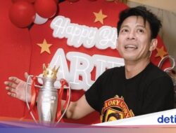 8 Potret Kulineran Ariel NOAH yang Mutakhir Saja Rayakan Ultah Tema MU