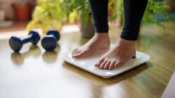Bukan Asal Pola Makan Ketat, Begini Cara Menurunkan Berat Badan agar Konsisten Lama