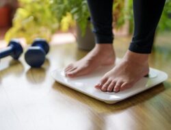 Bukan Asal Pola Makan Ketat, Begini Cara Menurunkan Berat Badan agar Konsisten Lama