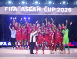 Momen Prabowo Serahkan Trofi FIFA Organisasiregional Cup kepada Timnasional Indonesia