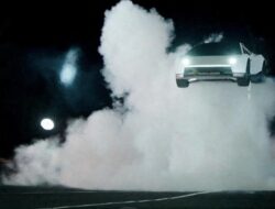 FOTO: Protes Mobil Listrik Tesla Roadster Jalan Terbalik dan Salto Di Udara